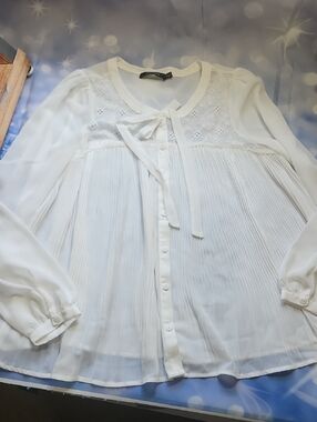 Doe & Rae Cream Pleated Tie-Neck Blouse
